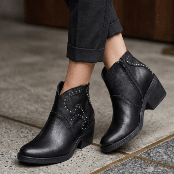 Málaga | Botinetas Texanas de Cuero Vacuno con Tachas - Brandy Shoes
