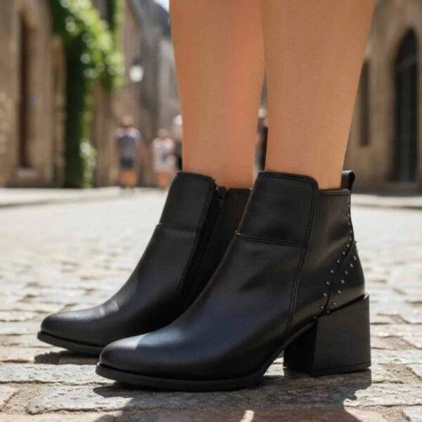 Loren | Botinetas de Cuero con Tachas - Brandy Shoes